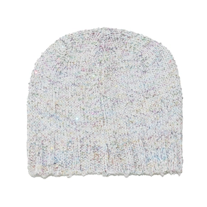 Dettaglio del cappello in maglia bianca con paillettes iridescenti e bordo a costine