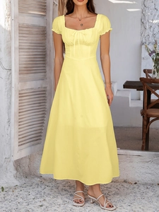 Elegantes gelbes Kleid mit Puffärmeln, Karree-Ausschnitt und Schnürdetail vorne
