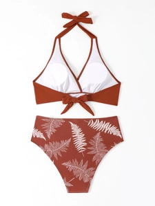 Dettaglio bikini rosso ruggine con scollo all'americana e slip a vita alta a fiori bianchi