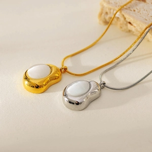 Colliers chaîne serpent en or et argent avec pierre œil de chat sur marbre