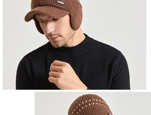Détail du bonnet en maille marron foncé avec protège-oreilles et texture côtelée d'hiver