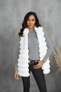 Vue détaillée d'un gilet blanc en fausse fourrure avec haut gris et jean noir pour femme