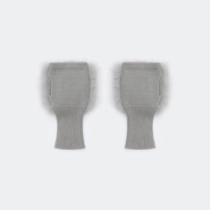 Gros plan de mitaines en tricot gris clair avec bordure en fausse fourrure et poignets