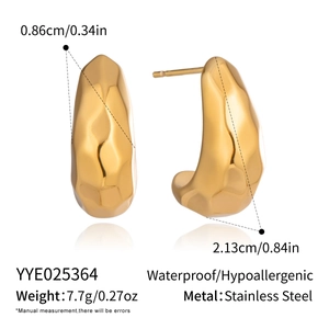 Vue macro des boucles d'oreilles gouttes en acier doré avec texture martelée et mesures