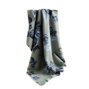 Écharpe verte et grise avec imprimé fleuri bleu et franges élégantes en cachemire doux