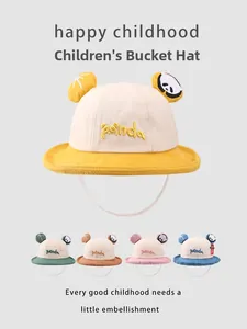 Dettaglio di 5 colori di cappelli pescatore per bambini con orecchie 3D e ricamo a panda