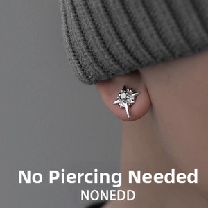 Silver star-shaped ear cuff for men with central zircon, no piercing required detail
