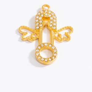 Détail du pendentif épingle à nourrice ailes d'ange dorées avec strass en zircon
