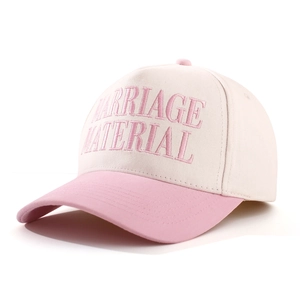 Detail der rosa-beigen Baseballkappe mit 3D-Stickerei Marriage Material auf der Krone