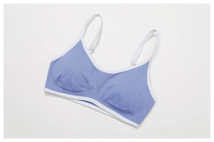 Détail d'un soutien-gorge de sport sans couture lilas avec bordure blanche contrastée
