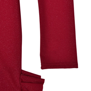 Détail du tissu en maille rouge foncé scintillant avec poignets et volants élégants