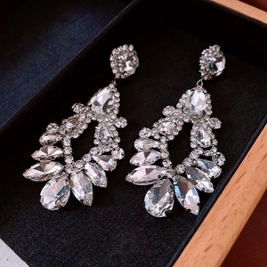 Boucles d'oreilles luxueuses à pampilles en argent et cristaux en goutte d'eau