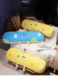 Detail von plüschigen langen Zylinderkissen mit Comicgesichtern und 3D-Füßen in Heimdeko