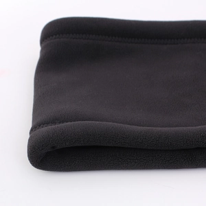 Detail eines schwarzen Thermofleece-Schals mit zwelagiger Verstärkung und flacher Naht