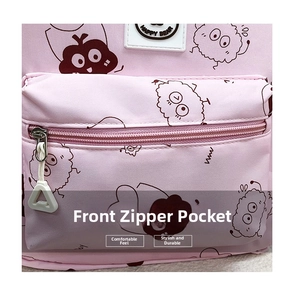 Dettaglio della tasca frontale con zip e stampa Happy Bear su zainetto rosa per bambini