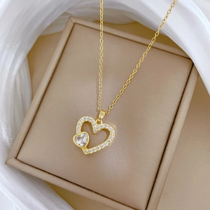 Luxueux collier pendentif cœur en titane doré orné de cristaux de zircone scintillants