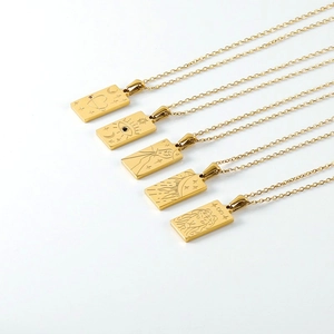 Halsketten-Set aus vergoldetem Edelstahl mit gravierten Tarot-Anhängern aus Sonne und Mond