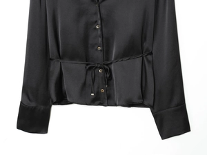Dettaglio camicia in raso con coulisse regolabile in vita e bottoni dorati fini