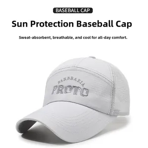 Dettaglio macro del tessuto a rete traspirante e ricamo sul cappello da baseball grigio