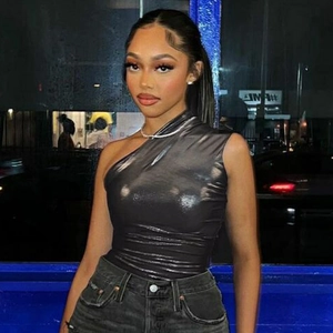 Detailansicht eines silbernen One-Shoulder-Bodysuits mit Metallic-Beschichtung