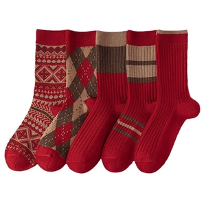 Lot de cinq paires de chaussettes épaisses en laine rouge et marron avec motifs