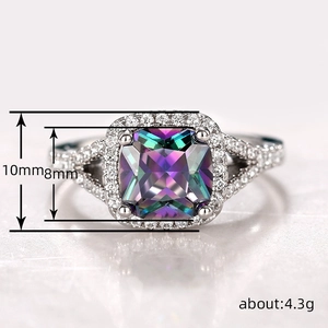 Luxe damesring met vierkante regenboog edelsteen en diamanten halo in zilveren band