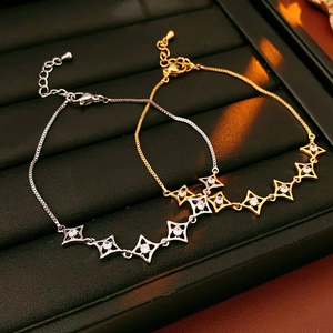 Gros plan de bracelets plaqués or 18 carats avec incrustations d'étoiles en zircon