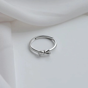 Anello aperto con fiocco in argento sterling S925 da donna su tessuto bianco