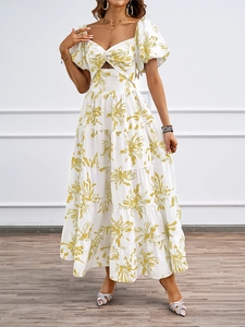 Dettaglio di un elegante abito estivo bianco con stampa floreale gialla e cut-out