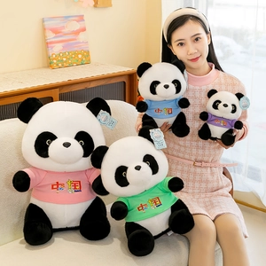 Süße Panda-Plüschtiere in bunten T-Shirts, verschiedene Größen und Farben erhältlich.