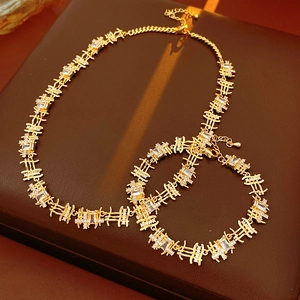Vue détaillée du collier doré de luxe avec zircons carrés et maillons géométriques