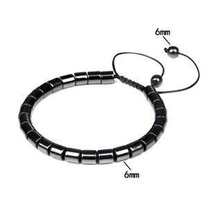 Vue détaillée des perles d'hématite de 6mm sur un bracelet tressé noir réglable poli