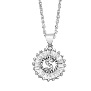 Détail du pendentif argenté avec lettre S et zircons étincelants de taille baguette