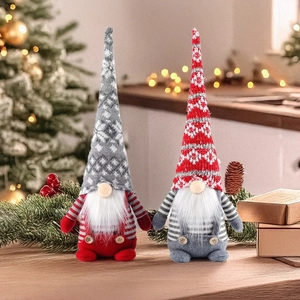Détail de gnomes de Noël tricotés avec motifs flocons et barbes blanches en peluche