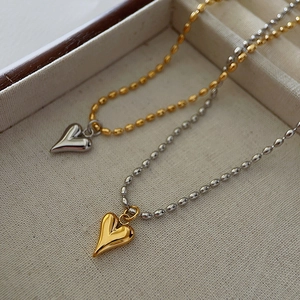 Pendentifs cœur bicolores minimalistes en acier inoxydable sur chaînes à billes