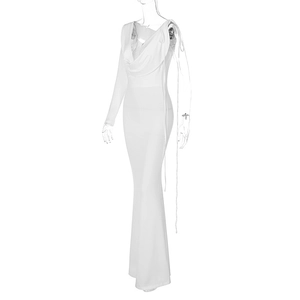 Dettaglio abito lungo bianco a maniche lunghe con scollo a V drappeggiato e orlo a terra