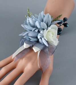 Corsage de poignet de mariage avec chrysanthème bleu et rose blanche sur un ruban élégant