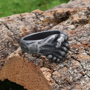 Bague poignée de main vintage en argent rétro style hip-hop sur écorce naturelle