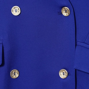 Chic robe blazer courte bleue à col licou avec boutons métalliques dorés croisés