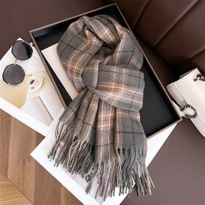 Écharpe à carreaux classique avec franges en gris-vert et marron pour automne hiver