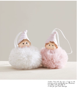 Vue détaillée des ornements d'anges de Noël en peluche rose et blanc avec fils dorés