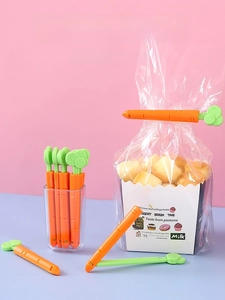 Détail des pinces de fermeture en forme de carotte avec leur boîte de rangement dédiée