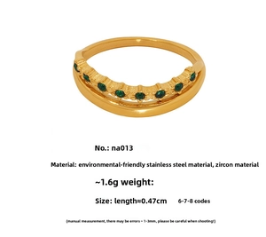 Detail eines 18k vergoldeten Edelstahlrings mit edlen grünen Zirkoniasteinen