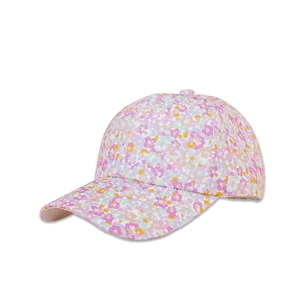 Dettaglio del cappellino da baseball floreale con motivi lavanda e rosa pastello