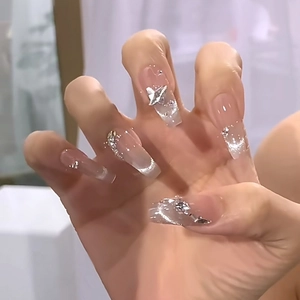 Kurze Ombre-Klebenägel mit silberner Schleife, Strasssteinen und Glitzer-Finish
