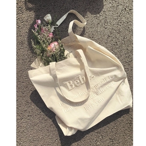 Bebe bestickte Canvas-Tragetasche in Cremeweiß mit 3D-Prägung im Vintage-Stil