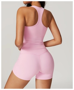 Vista posteriore degli shorts yoga rosa a vita alta e top racerback sul modello