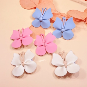Detail van PU-lederen vlinder haarclips in lichtblauw, roze en crèmewit tinten