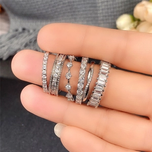 Luxuriöses silberfarbenes Ring-Set mit Zirkonia-Steinen besetzt auf einer Frauenhand