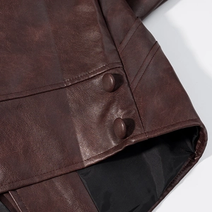 Gros plan détaillé de la texture en similicuir marron foncé avec boutons assortis
